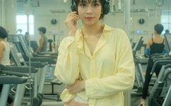 三个男人一起舔我好爽